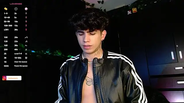 Snapshot of LyleBennett_ chatting on 12/19/24, 02:57 LyleBennett online show from 12/19/24, 02:57