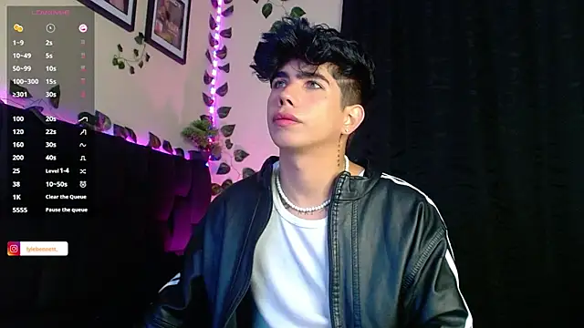 Snapshot of LyleBennett_ chatting on 01/23/25, 10:22 LyleBennett online show from 01/23/25, 10:22