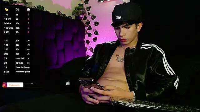 Snapshot of LyleBennett_ chatting on 02/03/25, 09:41 LyleBennett online show from 02/03/25, 09:41