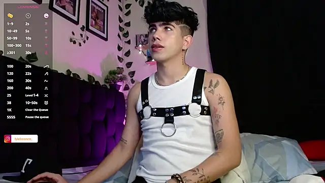 Snapshot of LyleBennett_ chatting on 02/09/25, 10:20 LyleBennett online show from 02/09/25, 10:20