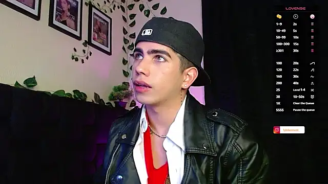 Snapshot of LyleBennett_ chatting on 02/14/25, 01:29 LyleBennett online show from 02/14/25, 01:29