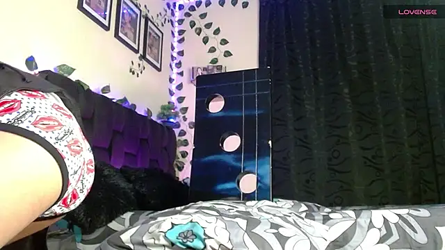 Snapshot of LyleBennett_ chatting on 02/21/25, 09:24 LyleBennett online show from 02/21/25, 09:24