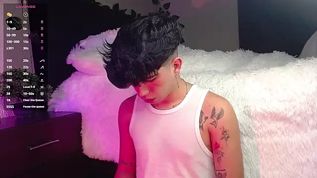 Snapshot of LyleBennett_ chatting on 03/20/25, 10:43 LyleBennett online show from 03/20/25, 10:43