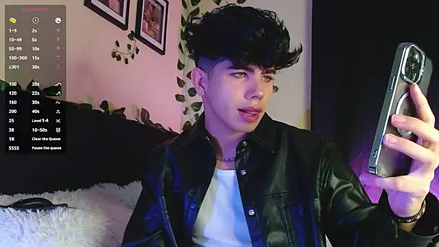 Snapshot of LyleBennett_ chatting on 03/22/25, 10:49 LyleBennett online show from 03/22/25, 10:49