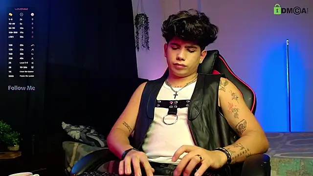 Snapshot of LyleBennett_ chatting on 11/05/25, 11:54 LyleBennett online show from 11/05/25, 11:54