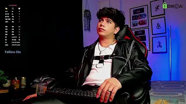 Snapshot of LyleBennett_ chatting on 11/14/25, 11:42 LyleBennett online show from 11/14/25, 11:42