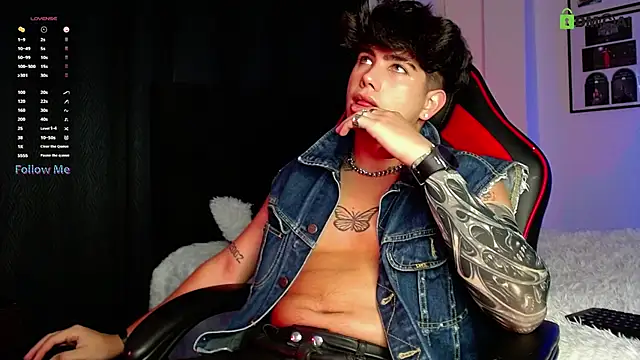 Snapshot of LyleBennett_ chatting on 12/01/25, 10:53 LyleBennett online show from 12/01/25, 10:53