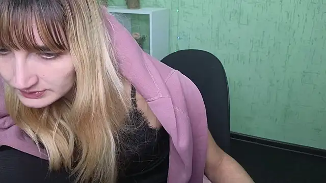 Nika Kitten online show from 11/18/25, 10:52