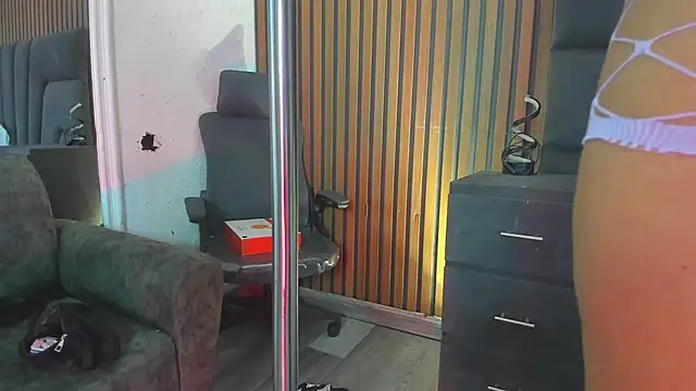 Snapshot of AlliceRosero chatting on 04/24/26, 05:43 AlliceRosero online show from 04/24/26, 05:43