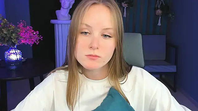 Snapshot of VivienLeeigh chatting on 12/18/24, 04:17 VivienLeeigh online show from 12/18/24, 04:17