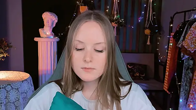 Snapshot of VivienLeeigh chatting on 12/28/24, 04:09 VivienLeeigh online show from 12/28/24, 04:09