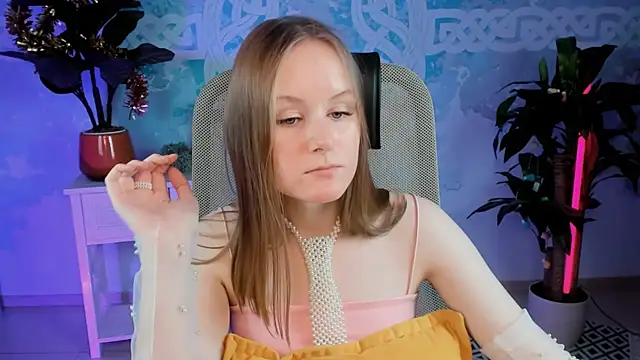 Snapshot of VivienLeeigh chatting on 01/08/25, 04:22 VivienLeeigh online show from 01/08/25, 04:22