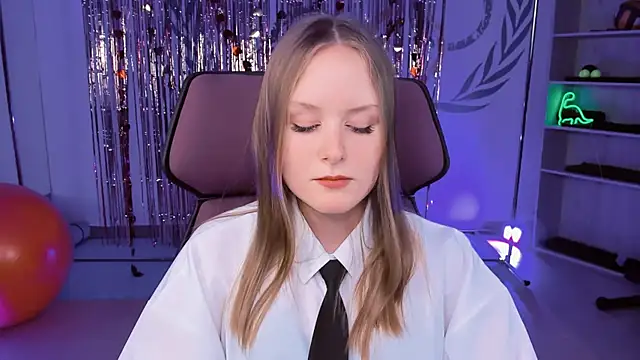 Snapshot of VivienLeeigh chatting on 03/09/25, 06:21 VivienLeeigh online show from 03/09/25, 06:21