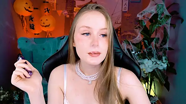 Snapshot of VivienLeeigh chatting on 10/19/25, 09:43 VivienLeeigh online show from 10/19/25, 09:43