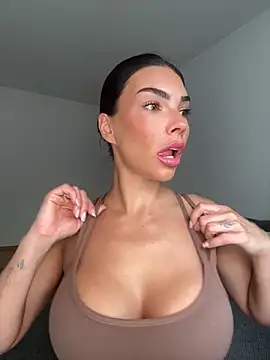 Snapshot of krissiswrld- chatting on 09/17/25, 11:01 krissiswrld- online show from 09/17/25, 11:01