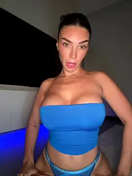 Snapshot of krissiswrld- chatting on 11/13/25, 04:17 krissiswrld- online show from 11/13/25, 04:17