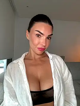 Snapshot of krissiswrld- chatting on 11/24/25, 01:33 krissiswrld- online show from 11/24/25, 01:33