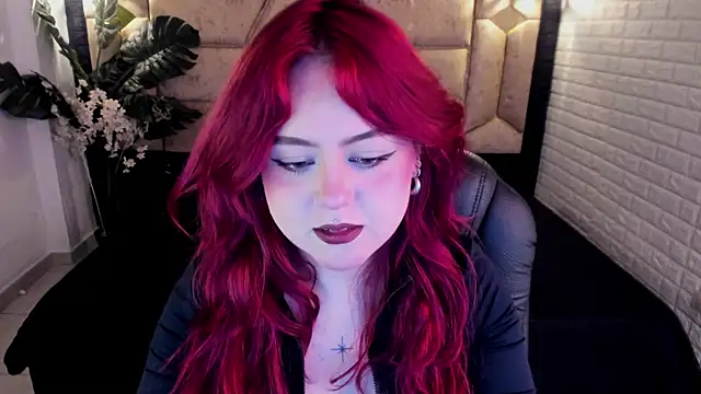 Snapshot of crimson_tati_ chatting on 04/12/26, 04:17 crimson tati online show from 04/12/26, 04:17