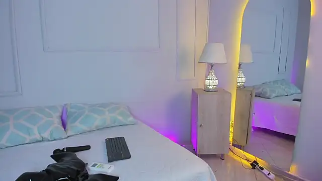 MiaOconner online show from 10/23/25, 09:24