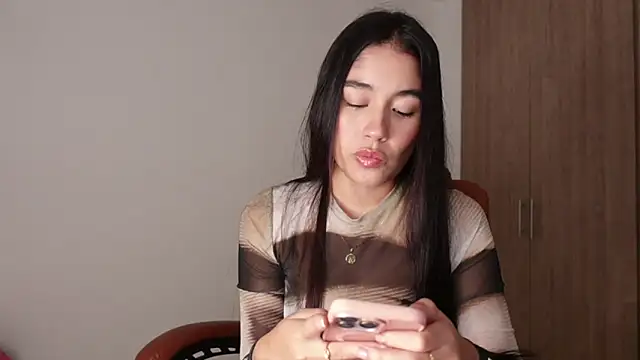 Snapshot of AriaMontgomery chatting on 11/17/25, 01:33 AriaMontgomery online show from 11/17/25, 01:33