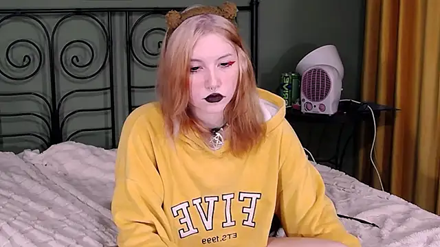 Snapshot of BlackyTea chatting on 12/12/24, 01:39 BlackyTea online show from 12/12/24, 01:39