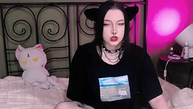Snapshot of BlackyTea chatting on 10/17/25, 10:12 BlackyTea online show from 10/17/25, 10:12