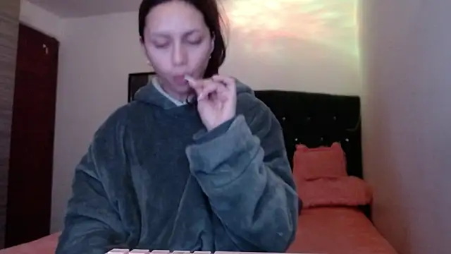 holy juli online show from 07/11/26, 02:25