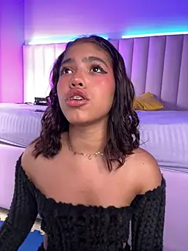 Snapshot of KellyOlsenbe chatting on 03/06/26, 08:05 KellyOlsenbe online show from 03/06/26, 08:05