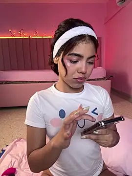 Snapshot of KellyOlsenbe chatting on 03/16/26, 08:57 KellyOlsenbe online show from 03/16/26, 08:57