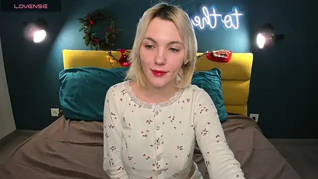 Snapshot of Fluffy_Monica chatting on 01/08/25, 01:00 Fluffy Monica online show from 01/08/25, 01:00