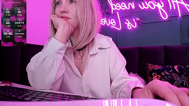 Snapshot of Fluffy_Monica chatting on 03/03/25, 04:25 Fluffy Monica online show from 03/03/25, 04:25