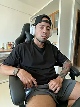 Snapshot of Kaueleon chatting on 04/18/26, 05:50 Kaueleon online show from 04/18/26, 05:50