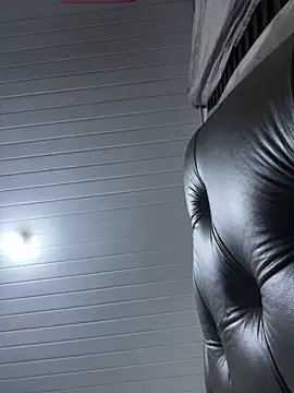 Snapshot of luara1988 chatting on 12/17/25, 09:15 luara1988 online show from 12/17/25, 09:15