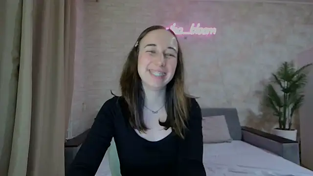 Snapshot of Anika_bloom chatting on 02/06/25, 02:33 Anika bloom online show from 02/06/25, 02:33