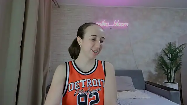 Snapshot of Anika_bloom chatting on 02/13/25, 04:32 Anika bloom online show from 02/13/25, 04:32