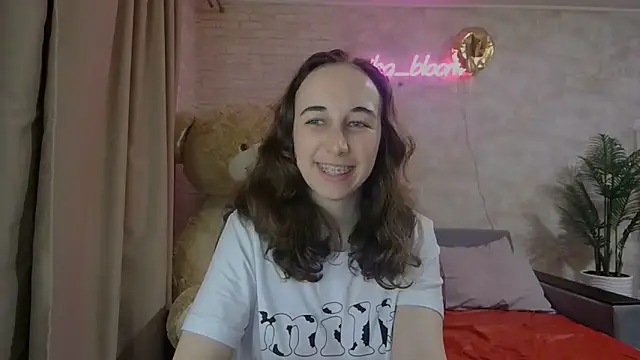 Snapshot of Anika_bloom chatting on 03/06/25, 11:42 Anika bloom online show from 03/06/25, 11:42