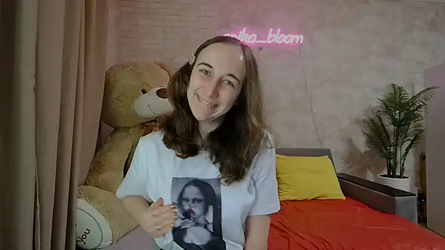 Snapshot of Anika_bloom chatting on 03/18/25, 11:09 Anika bloom online show from 03/18/25, 11:09