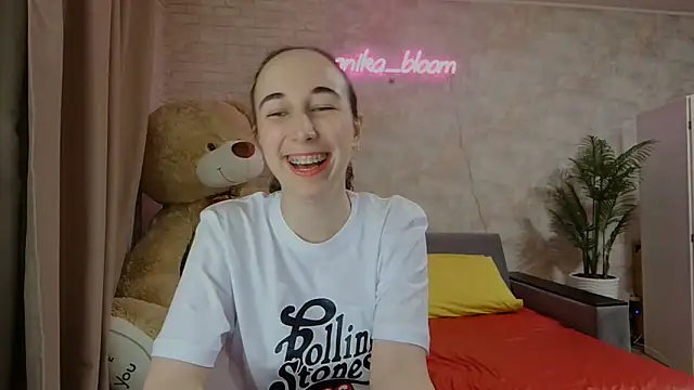 Snapshot of Anika_bloom chatting on 03/20/25, 09:56 Anika bloom online show from 03/20/25, 09:56