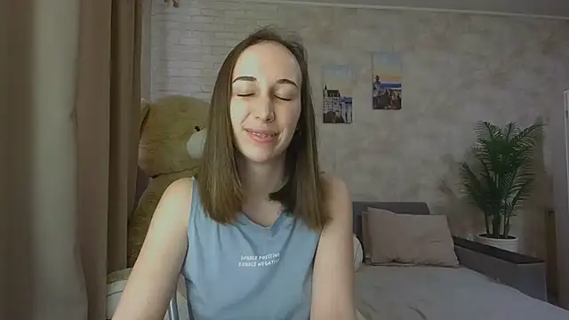 Snapshot of Anika_bloom chatting on 10/03/25, 10:12 Anika bloom online show from 10/03/25, 10:12