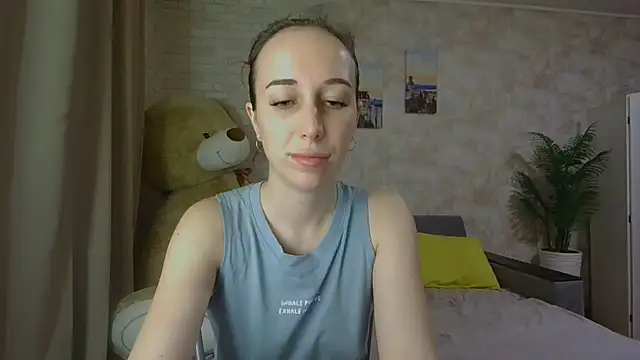 Snapshot of Anika_bloom chatting on 10/23/25, 10:52 Anika bloom online show from 10/23/25, 10:52