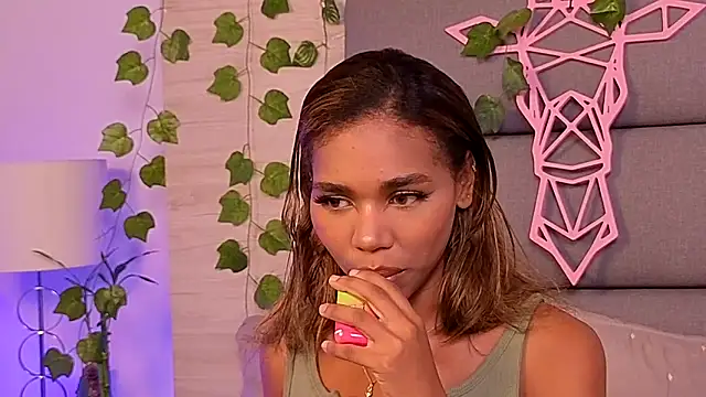 Lily Miiller online show from 11/06/25, 11:26