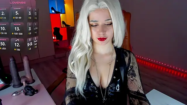 Snapshot of mollyposhh chatting on 04/15/26, 06:15 mollyposhh online show from 04/15/26, 06:15