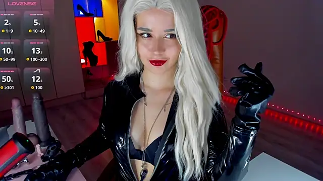 Snapshot of mollyposhh chatting on 04/18/26, 06:23 mollyposhh online show from 04/18/26, 06:23