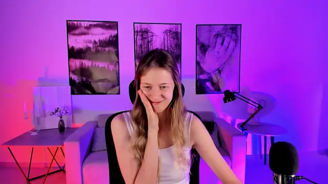 Snapshot of Sharon_Evansi chatting on 12/14/24, 09:40 Sharon Evansi online show from 12/14/24, 09:40