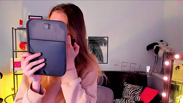 Snapshot of Sharon_Evansi chatting on 03/15/25, 11:19 Sharon Evansi online show from 03/15/25, 11:19