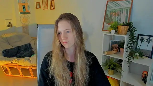 Snapshot of Sharon_Evansi chatting on 03/16/25, 12:11 Sharon Evansi online show from 03/16/25, 12:11