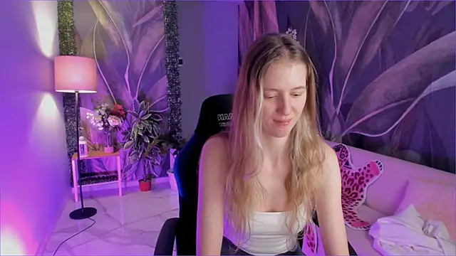 Snapshot of Sharon_Evansi chatting on 12/13/25, 07:53 Sharon Evansi online show from 12/13/25, 07:53