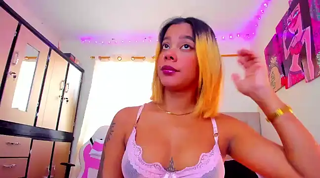 Snapshot of Miranda-brow chatting on 12/08/24, 03:45 Miranda-brow online show from 12/08/24, 03:45