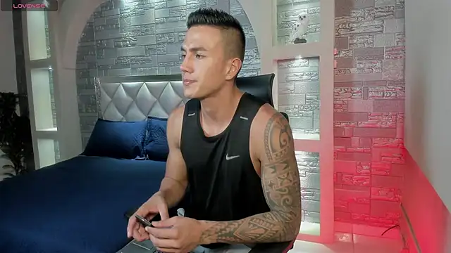 Snapshot of Aron_Bolt chatting on 03/22/25, 11:53 Aron Bolt online show from 03/22/25, 11:53