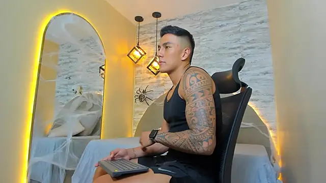 Snapshot of Aron_Bolt chatting on 10/18/25, 09:15 Aron Bolt online show from 10/18/25, 09:15